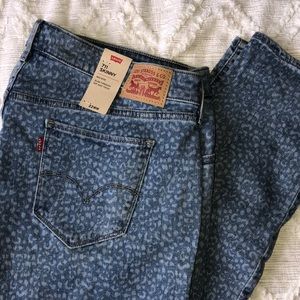 NWT Levi’s 711 Skinny Mid Rise Slim thru hips Size 22wm